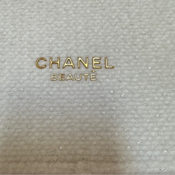 New Chanel 2024 Holiday Cosmetic Bag with Snowflake Charm Zip in Box ⭐️ - Picture 2 of 6